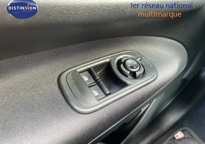 Gros plan sur les commandes des vitres électriques et rétroviseurs côté conducteur d'une FIAT 500 électrique noir onyx 2023.