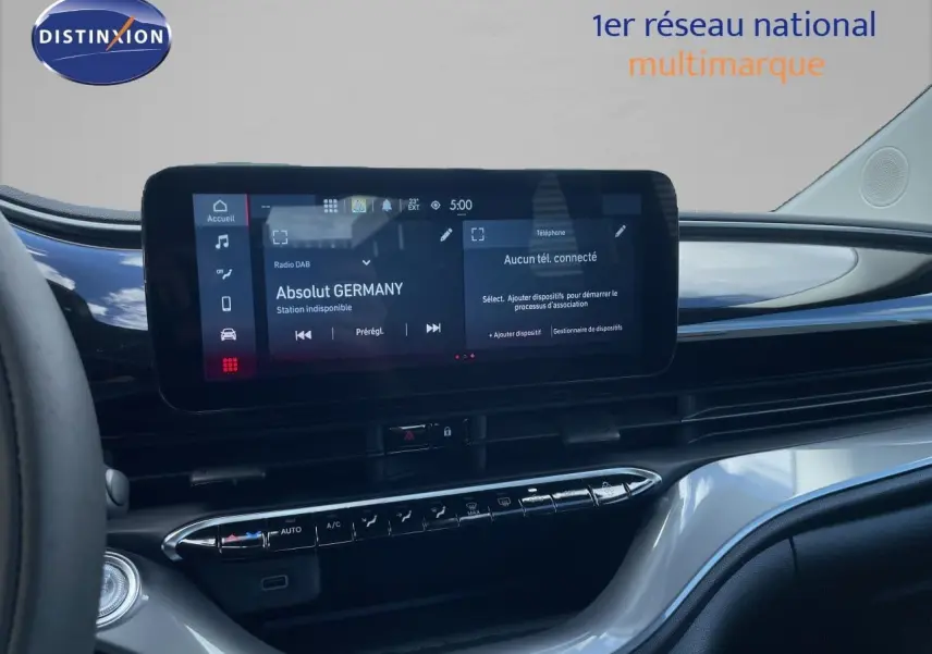 Vue intérieure du tableau de bord de la FIAT 500 électrique 2023, écran tactile central et finition noir onyx brillante.