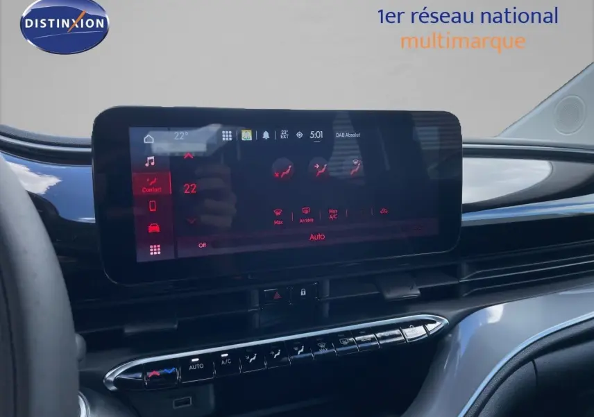 Vue rapprochée de l’écran tactile central et des commandes de climatisation d’une Fiat 500 électrique noire Onyx 2023.