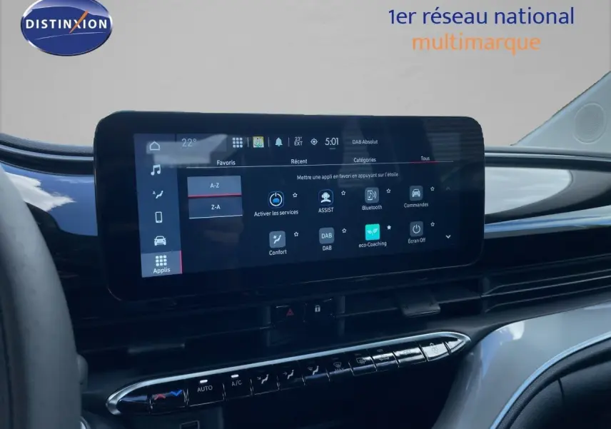 Vue rapprochée de l’écran tactile central du tableau de bord de la Fiat 500 électrique noir onyx, affichant les options multimédia.