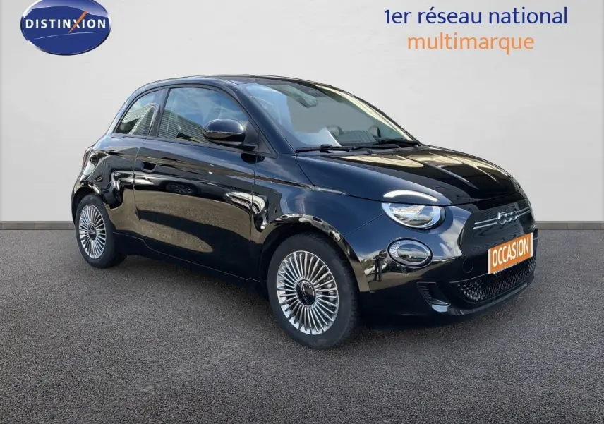 Vue 3/4 avant gauche d'une Fiat 500 électrique 2023 noir onyx avec jantes spécifiques et calandre épurée.