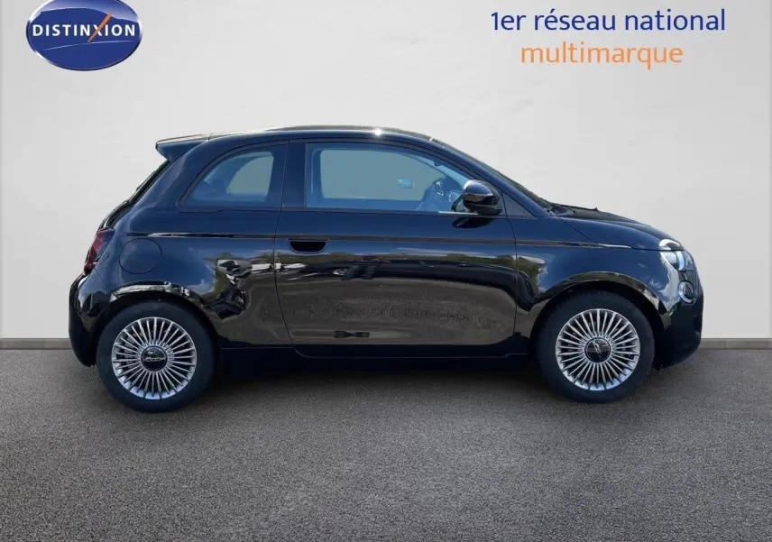 Profil droit de la FIAT 500 électrique 118ch noire Onyx 2023, avec jantes spécifiques et lignes compactes urbaines.