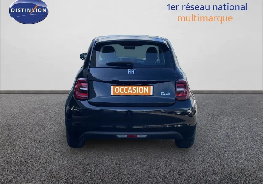 Vue arrière d'une FIAT 500 électrique 2023 noir onyx, avec feux arrière LED et plaque "OCCASION" visible.