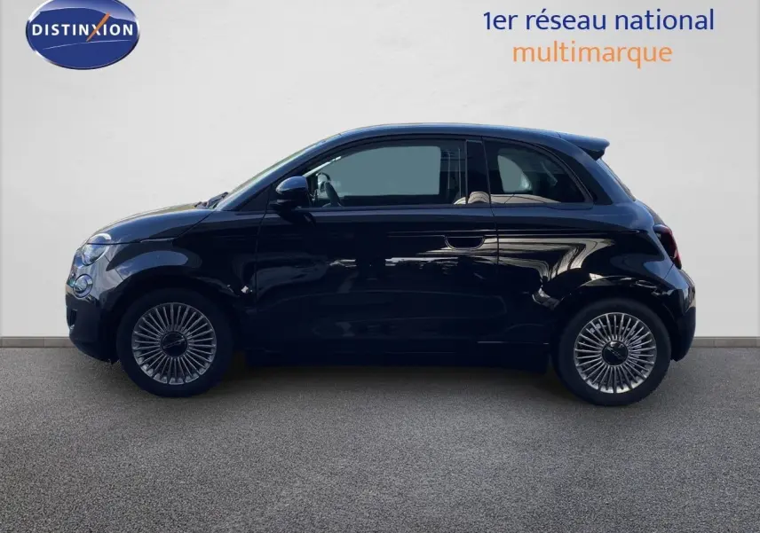 Profil côté gauche de la FIAT 500 électrique 2023 en noir onyx, avec jantes alliage et toit arrondi distinctif.