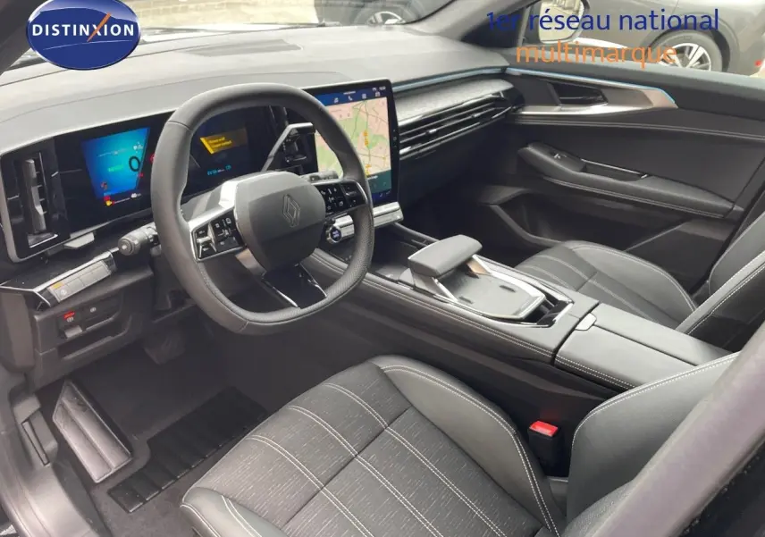 Intérieur noir cuir du Renault Austral E-Tech 2025 vu côté conducteur, avec tableau de bord digital et écran central tactile.