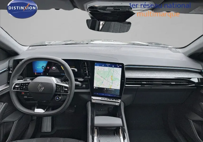 Intérieur noir du Renault Austral E-Tech 2025 vu de face, tableau de bord moderne avec écran tactile central affichant une carte.