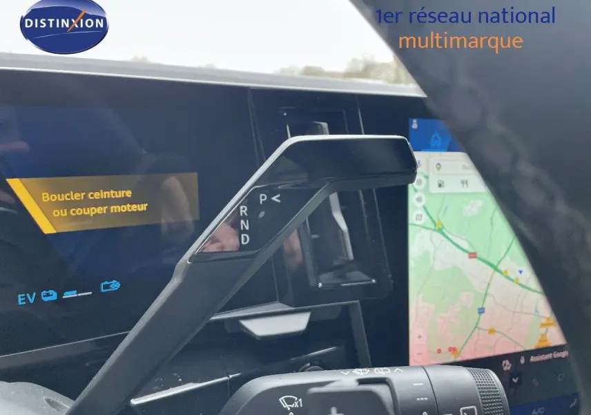 Le levier de vitesses automatique noir du Renault Austral E-Tech 2025, vu de près côté conducteur avec écran digital en arrière-plan.
