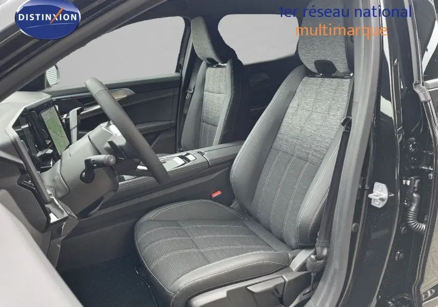 Vue intérieure côté conducteur du Renault Austral 2025 noir étoile métal, sièges tissu et cuir noir avec tableau de bord moderne.