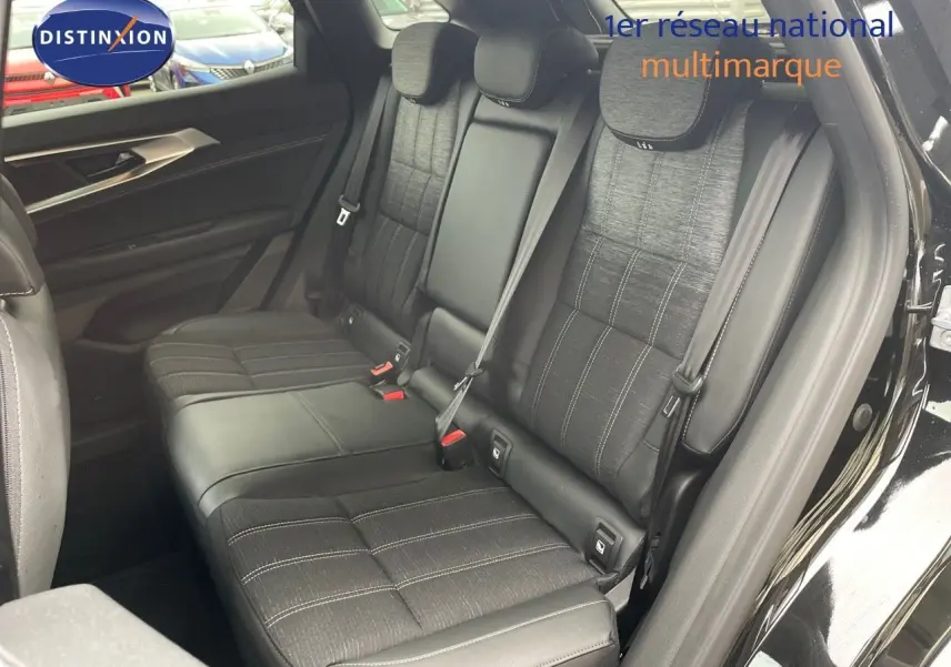 Vue intérieure côté droit des sièges arrière en tissu et cuir noir du Renault Austral E-Tech Full Hybrid 2025.