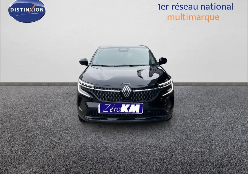 Vue de face du Renault Austral noir étoile métal avec ses phares LED allumés sur fond neutre.