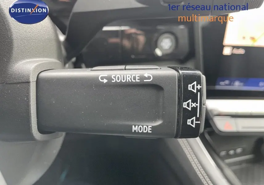 Gros plan sur la commande audio au volant du Renault Austral E-Tech Full Hybrid 2025, intérieur moderne et écran tactile visible.