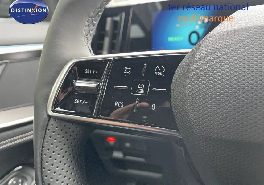 Gros plan sur les commandes du volant du Renault Austral noir étoile métal, mettant en valeur les boutons de régulateur de vitesse.