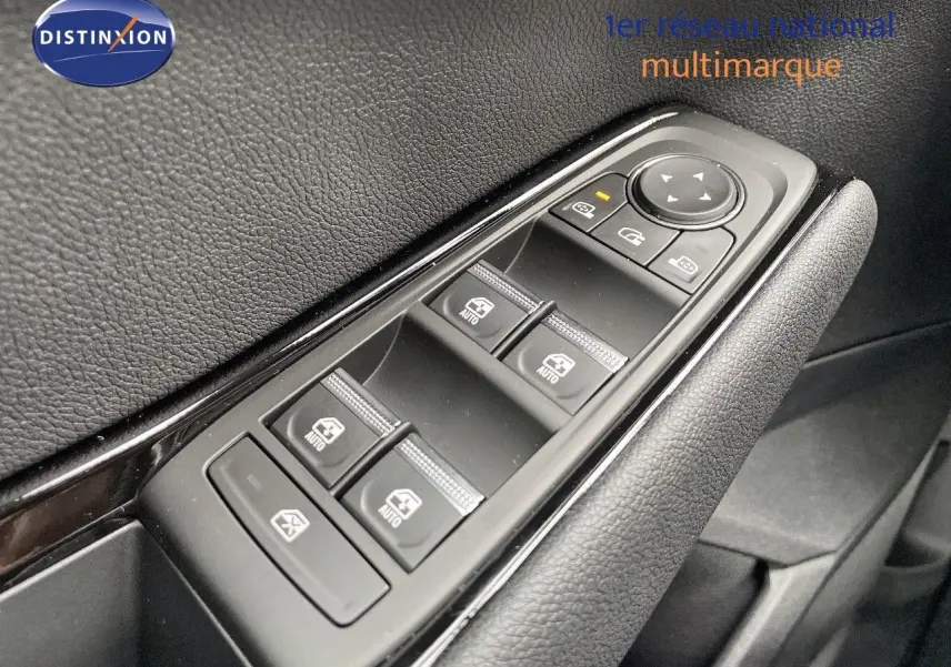 Gros plan sur les commandes de lève-vitres et rétroviseurs côté conducteur du Renault Austral noir étoile métal 2025.