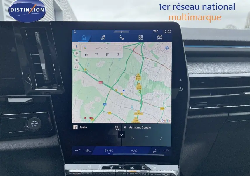 Écran tactile central avec navigation GPS dans l'habitacle noir du Renault Austral E-Tech Full Hybrid 2025.