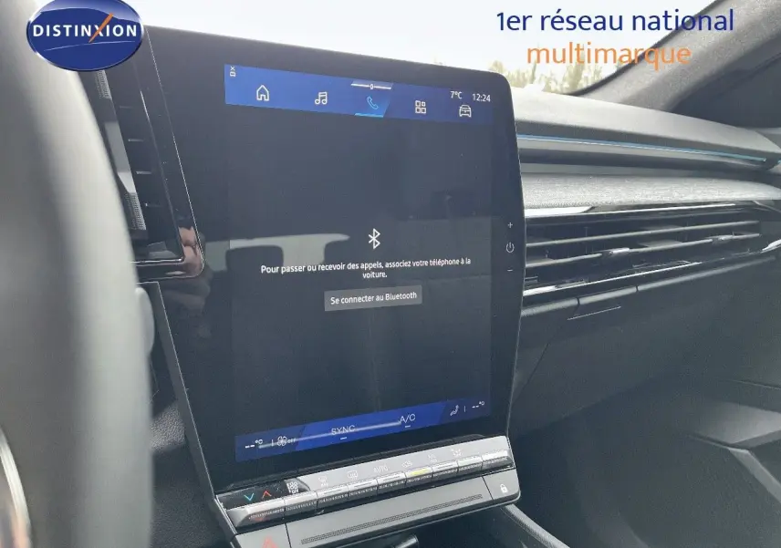 Écran tactile central allumé dans l'habitacle noir du Renault Austral E-Tech Full Hybrid 2025, vue côté conducteur.