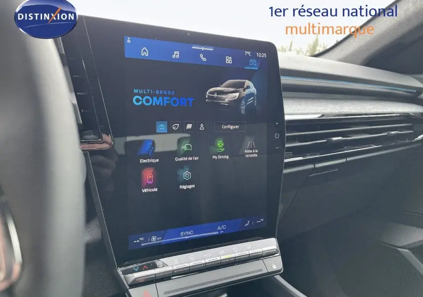 Écran tactile central du tableau de bord du Renault Austral noir étoile métal, affichant le mode Confort.