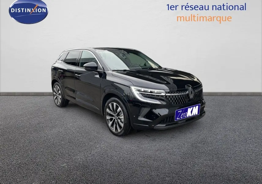 Renault Austral noir étoile métal en 3/4 avant droit, mettant en valeur ses phares LED et sa calandre distinctive.