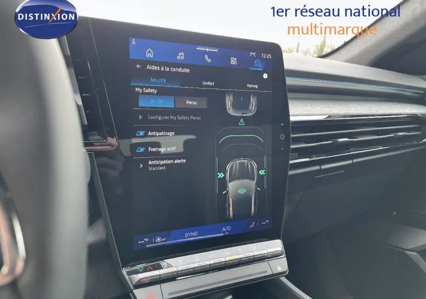 Écran tactile central affichant les aides à la conduite dans l'habitacle d'un Renault Austral noir étoile métal.
