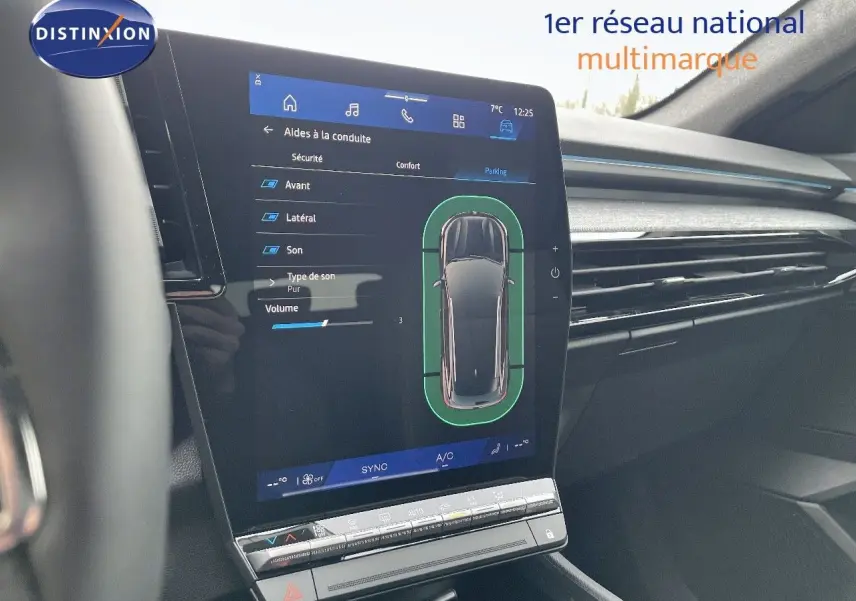 Vue rapprochée de l'écran tactile central du Renault Austral noir étoile métal, affichant les aides à la conduite.
