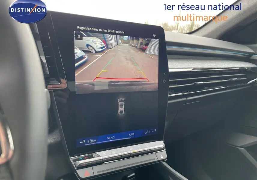 Vue intérieure du tableau de bord du Renault Austral E-Tech Full Hybrid 200ch, écran tactile affichant la caméra de recul.