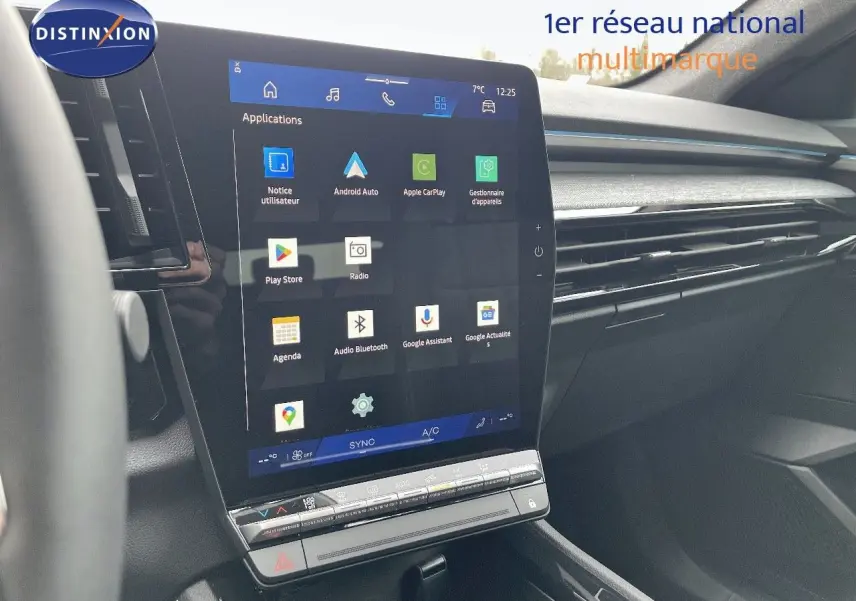 Tablette tactile centrale affichant les applications dans l'habitacle noir du Renault Austral E-Tech Full Hybrid 2025.