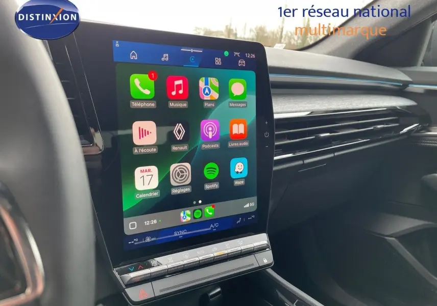 Vue rapprochée de l'écran tactile central du Renault Austral 2025, affichant les applications connectées dans un intérieur moderne.