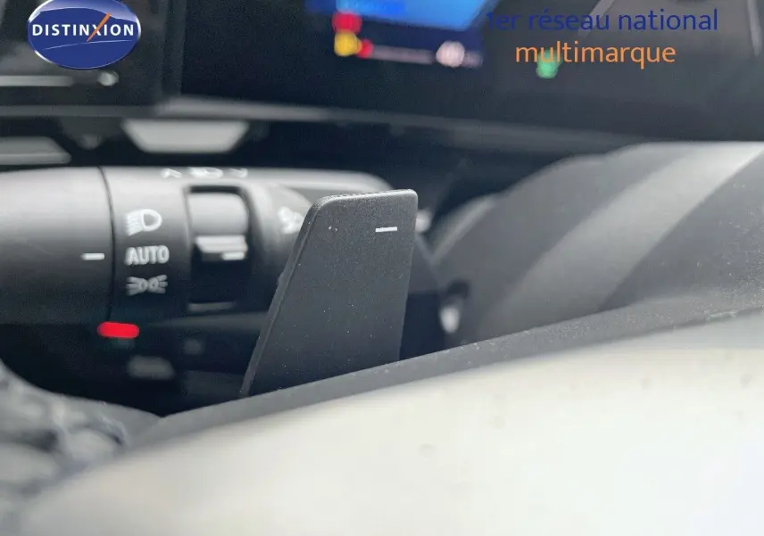 Détail de la palette de changement de vitesse noire sur le volant du Renault Austral E-Tech Full Hybrid 2025.