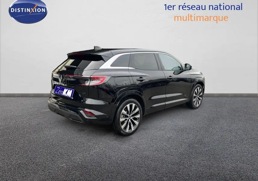 Renault Austral noir étoile métal vu de trois quarts arrière droit sur fond neutre avec jantes bi-ton.