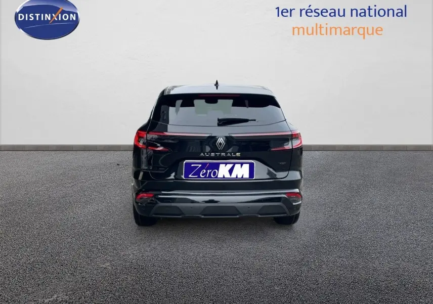 Vue arrière d'un Renault Austral noir étoile métal 2025 avec logo et feux LED distinctifs allumés.