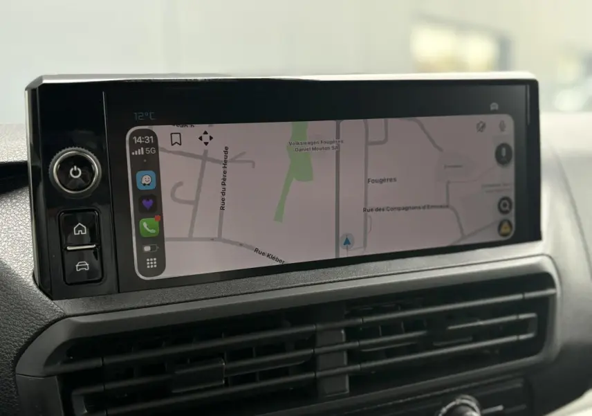 Écran tactile 10 pouces affichant la navigation 3D dans l'habitacle du Citroën Jumpy gris Titane.