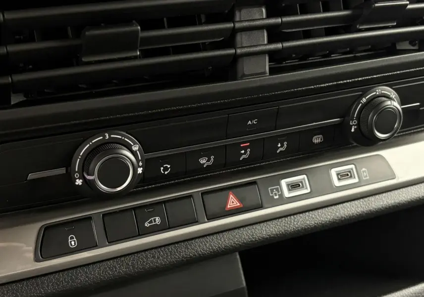 Détail de la console centrale du Citroën Jumpy 2025 montrant les commandes de climatisation et boutons multifonctions.
