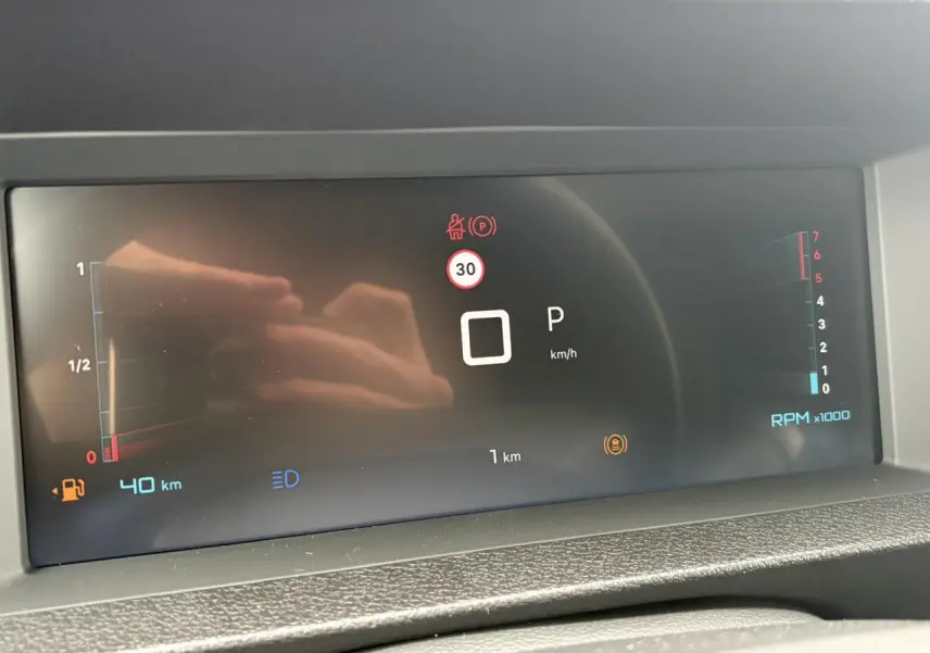 Tableau de bord numérique du Citroën Jumpy gris titane 2025 affichant vitesse, régime et alertes au démarrage.