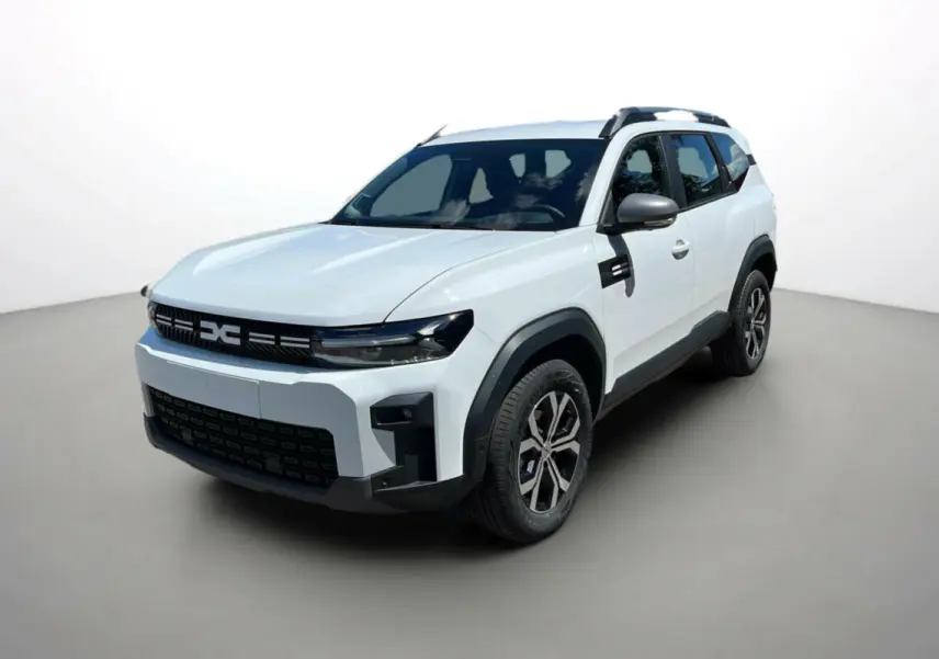 SUV Dacia Bigster blanc glacier en 3/4 avant droit avec barres de toit et jantes alu 17 pouces.