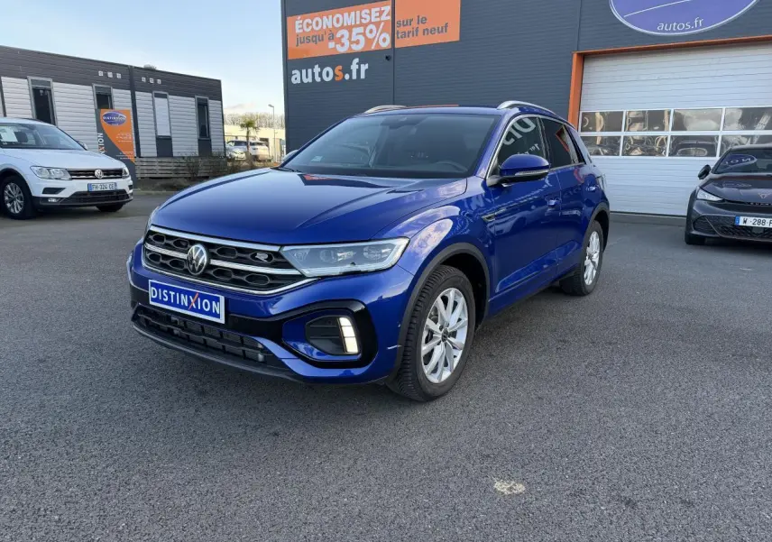 Volkswagen T-Roc bleu lapiz métallisé en 3/4 avant droit avec calandre R-Line et jantes alliage Valencia.