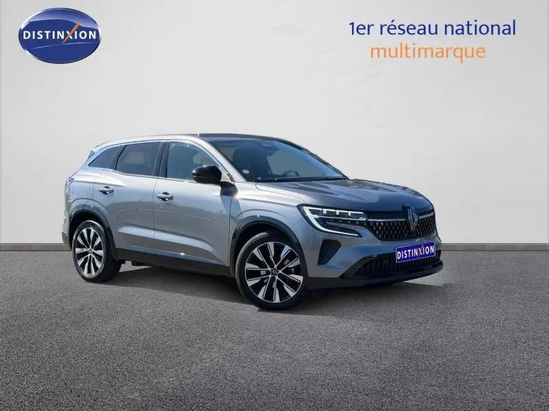 Renault Austral gris schiste en 3/4 avant droit, avec jantes alliage et signature lumineuse LED distinctive.
