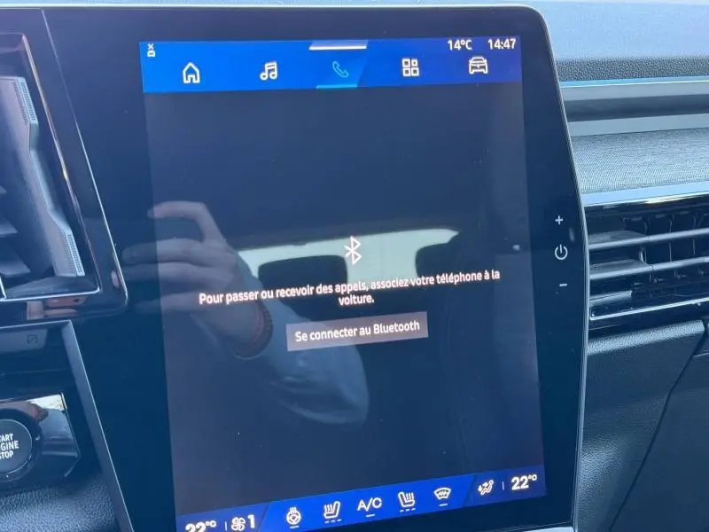 Écran tactile central du Renault Austral 2024 gris schiste, vue rapprochée du tableau de bord avec commandes digitales.