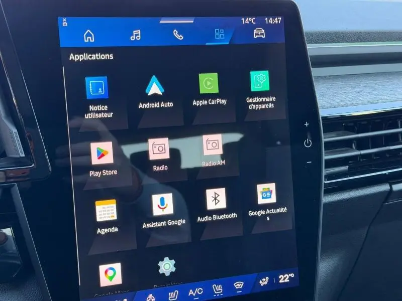 Écran tactile central du tableau de bord du Renault Austral gris Schiste, affichant les applications connectées.