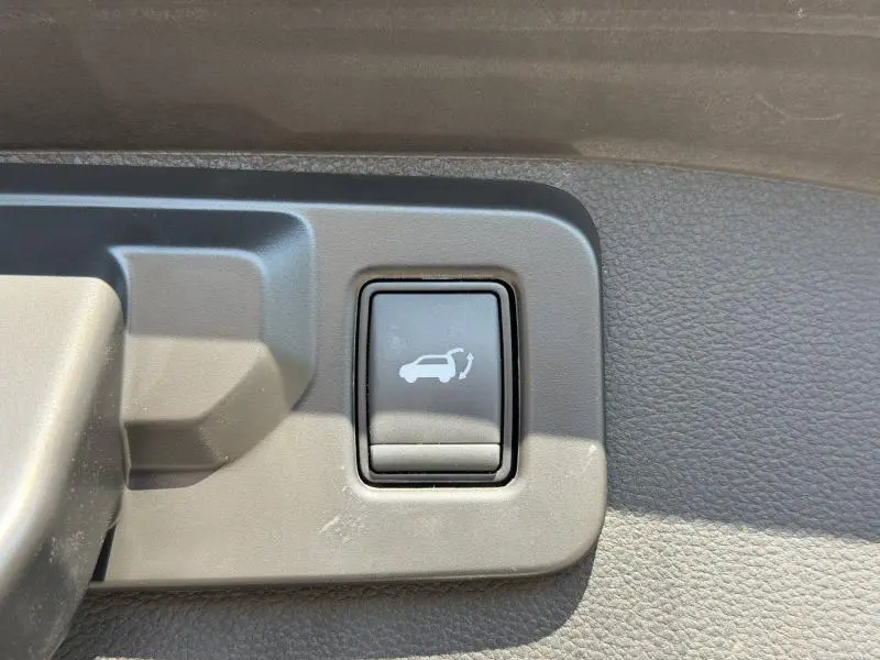 Bouton intérieur noir pour ouverture électrique du hayon sur Renault Austral gris Schiste 2024.
