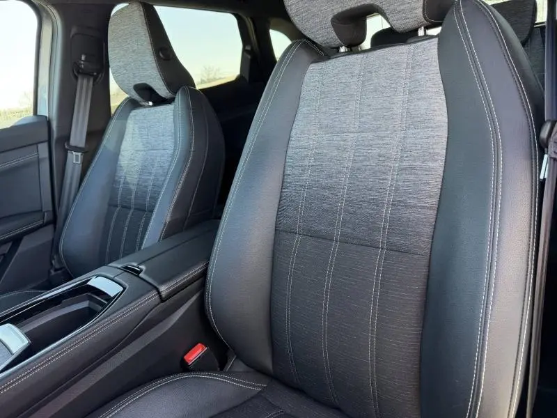 Gros plan sur les sièges avant gris dégradé en similicuir et tissu du Renault Austral 2024, côté droit intérieur voiture.