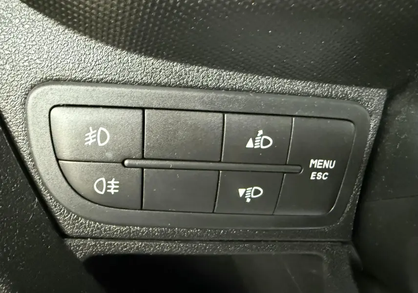 Panneau de commandes d'éclairage et menu dans l'habitacle d'un Peugeot Bipper Tepee rouge, vue rapprochée.