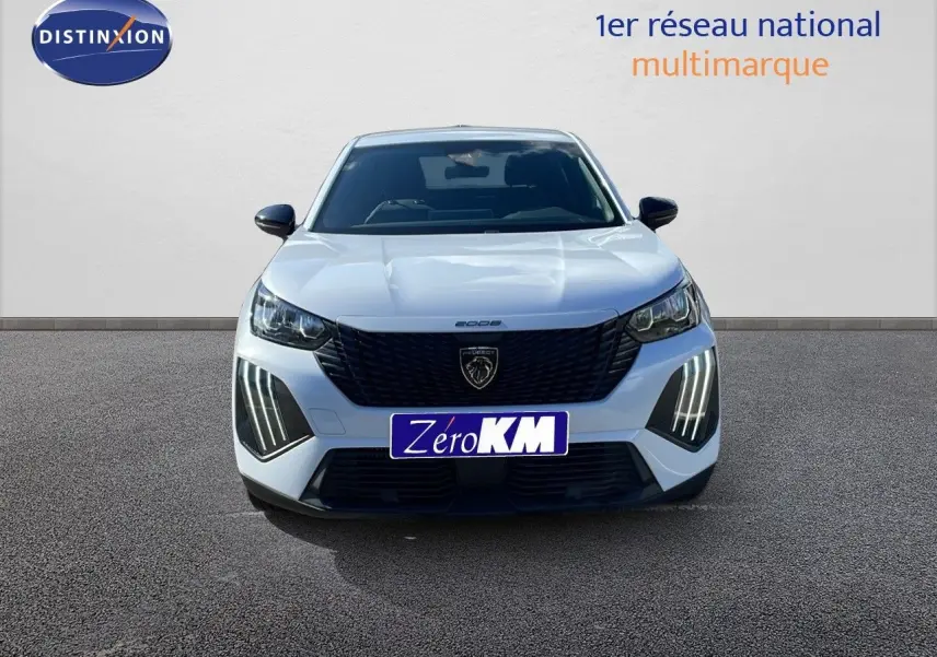 Peugeot 2008 blanc Okenite métal vue de face avec calandre noire et feux LED verticaux allumés.