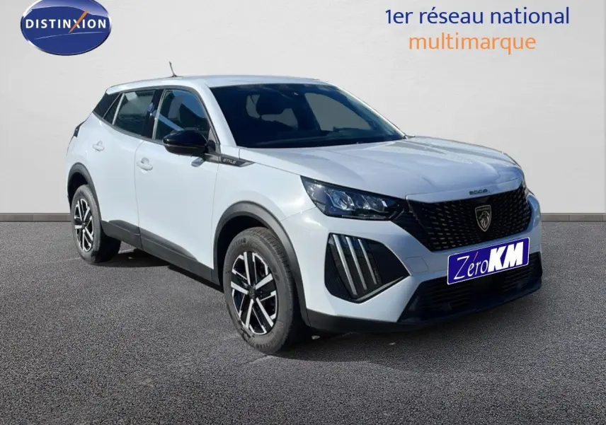 Peugeot 2008 blanc Okenite en 3/4 avant droit, avec calandre noire et jantes alliage distinctives.