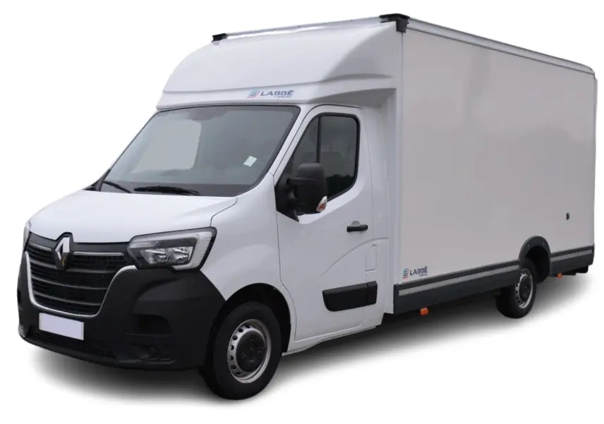 Vue 3/4 avant d’un Renault Master Planche Cabine blanc avec caisse bois, pare-chocs noirs et logo Renault visible.