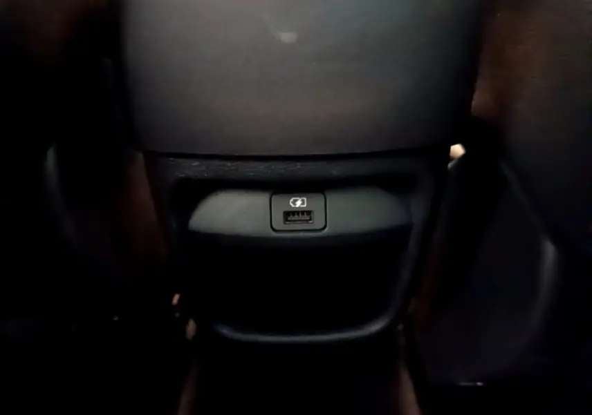 Prise USB arrière noire sur la console centrale du Nissan Juke Hybrid 143 Business+ 2022.