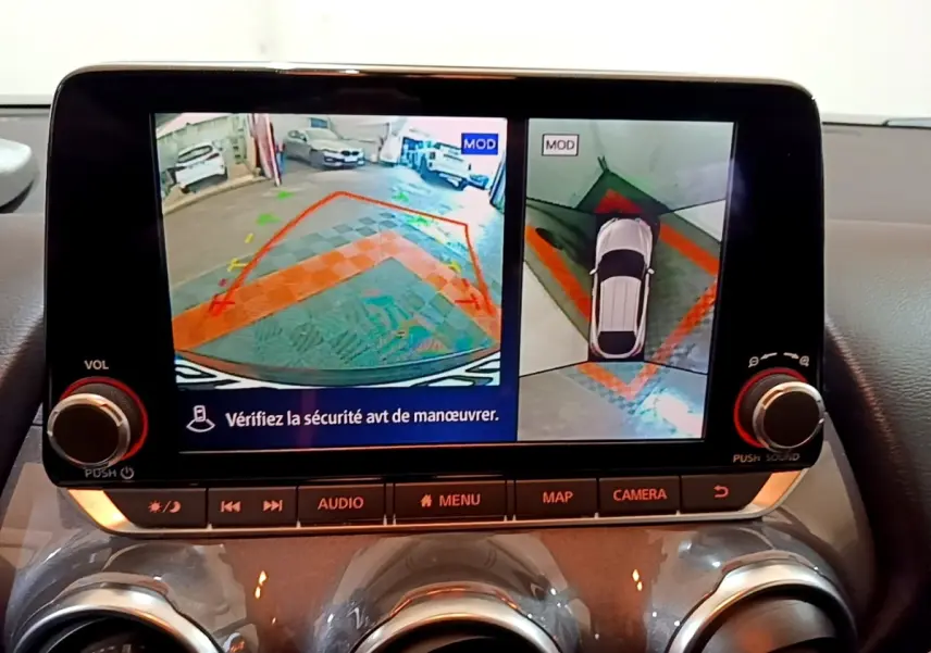 Écran tactile intérieur du Nissan Juke Hybrid 2022 affichant la caméra 360° d’aide au stationnement en mode arrière.
