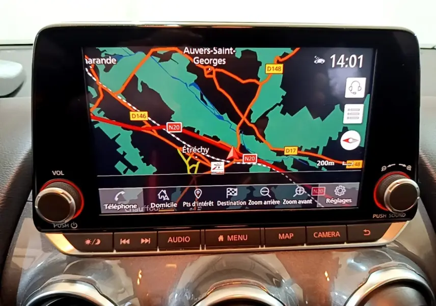 Écran tactile central du tableau de bord du Nissan Juke Hybrid 2022 affichant la navigation GPS en couleur.