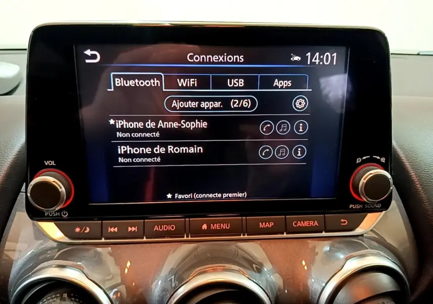Écran tactile central du tableau de bord du Nissan Juke Hybrid 2022 affichant les connexions Bluetooth.