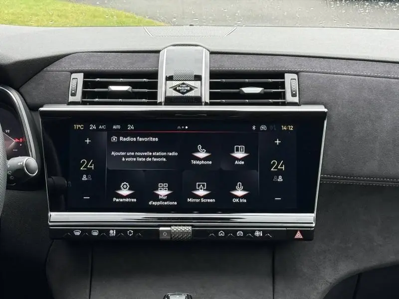 Vue rapprochée de l’écran tactile central du DS7 E-TENSE 225ch gris 2024, affichant les options multimédia et climatisation.