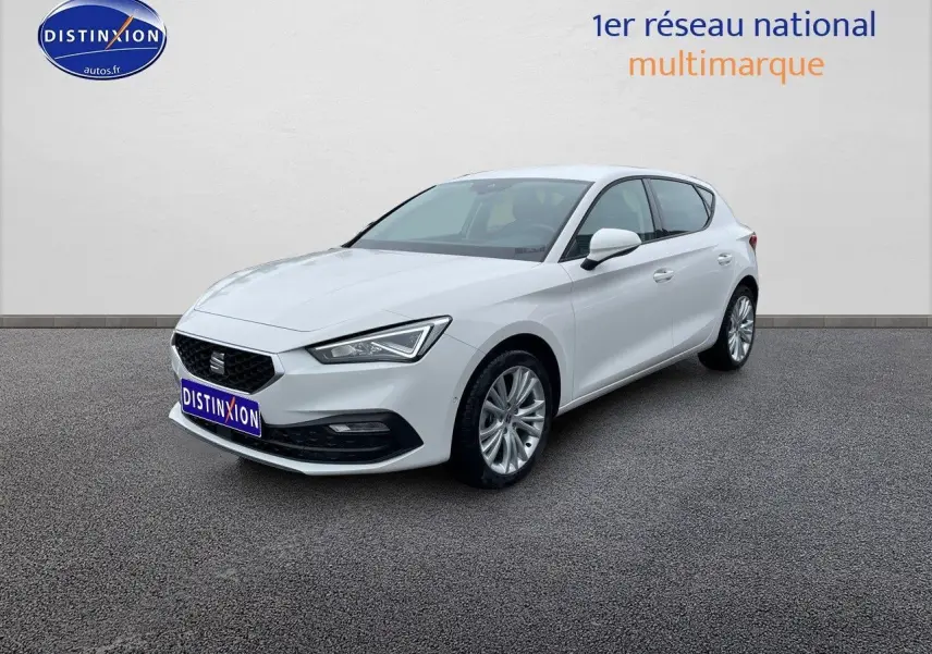 SEAT Leon IV blanche vue en 3/4 avant droit, mettant en valeur ses lignes modernes et ses jantes alliage.