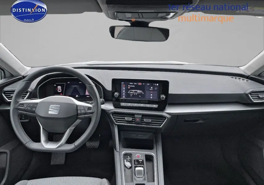 Intérieur moderne de la SEAT LEON IV blanche, vue frontale sur le tableau de bord et volant multifonction.